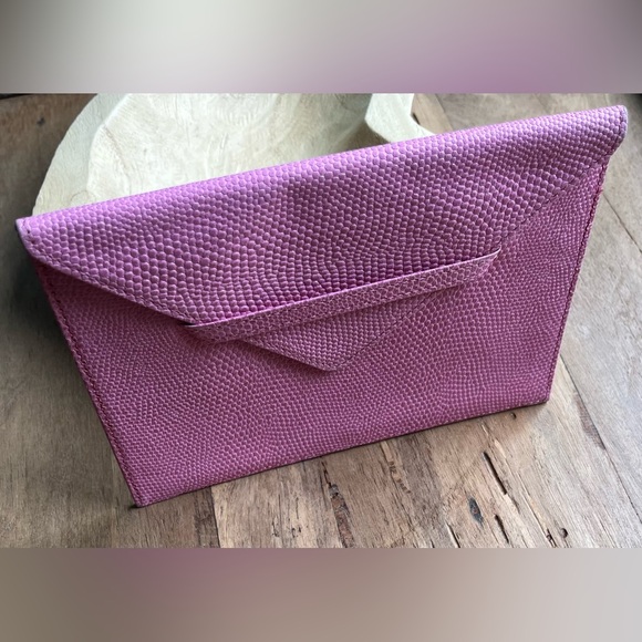 AMI Lizard Pebbled Leather Envelope Pink - Picture 6 of 11